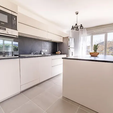 Apartment Le Hameau Des Pins - Spacious - Parking
